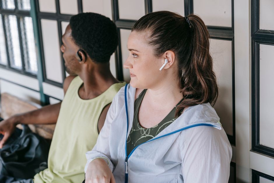 Ilustrasi seseorang mendengarkan musik dengan TWS wireless earbuds berkualitas tinggi