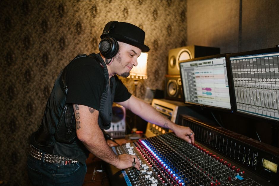 Ilustrasi headphone nirkabel di atas meja kerja studio audio
