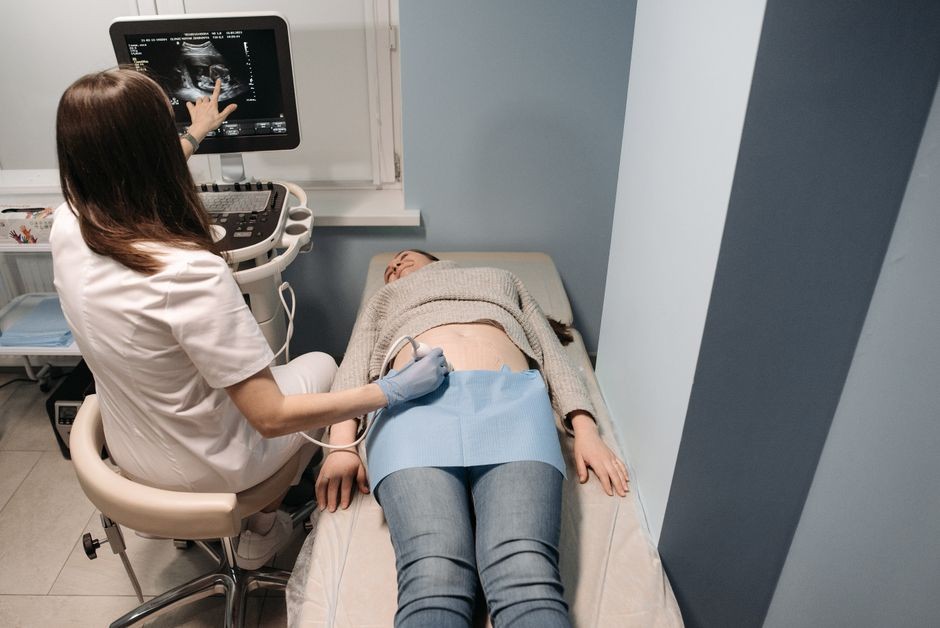 Pemeriksaan medis ultrasonografi USG organ ginjal oleh tenaga kesehatan di klinik.