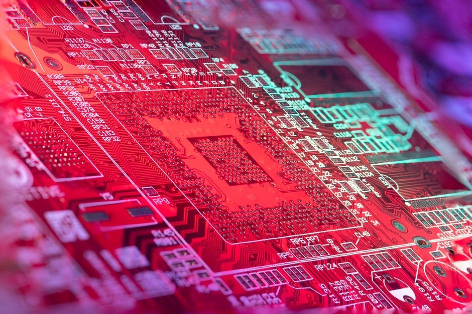 Lini produksi wafer silikon di clean room pabrik semikonduktor untuk kebutuhan chip AI