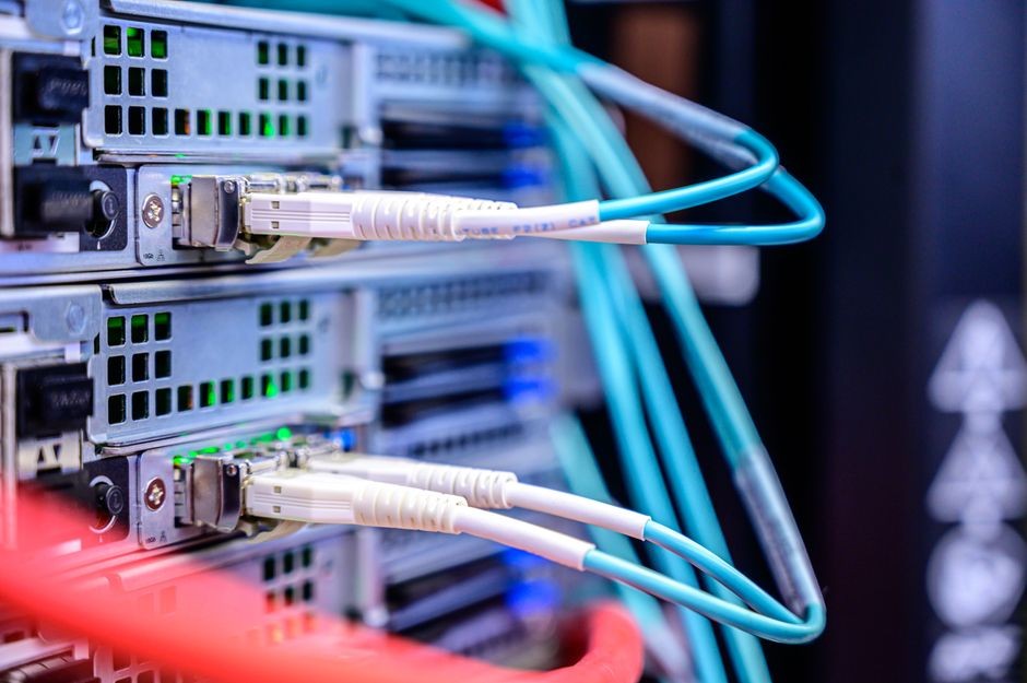 Deretan kabel jaringan ethernet dan fiber optik pada rak server data center