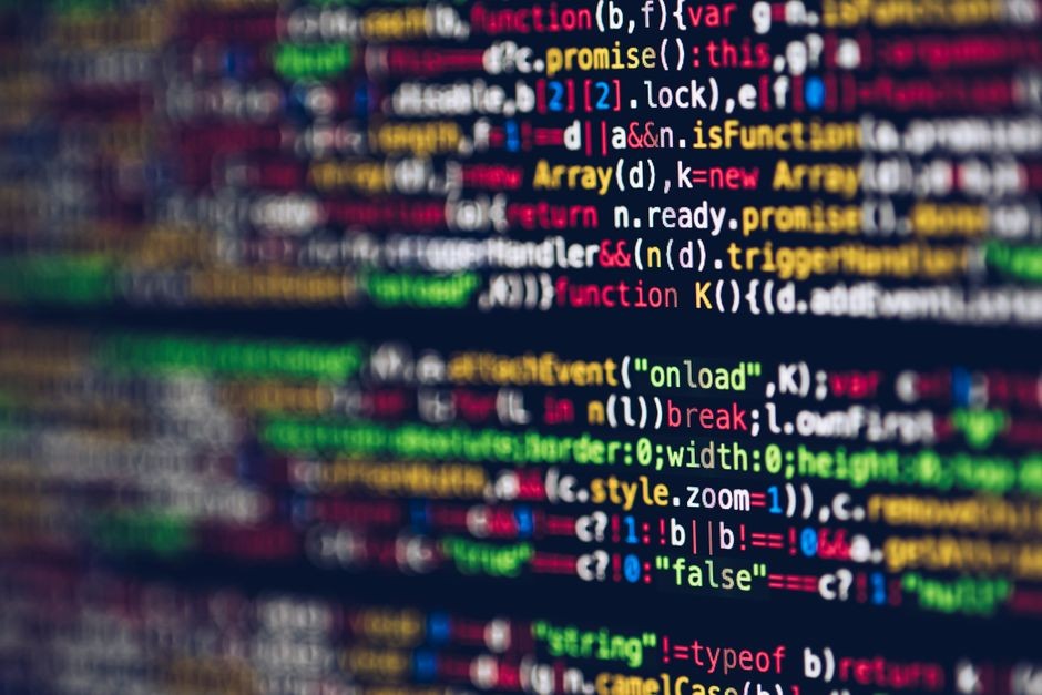 Ilustrasi barisan data biner dan kode pada layar komputer pemulihan data