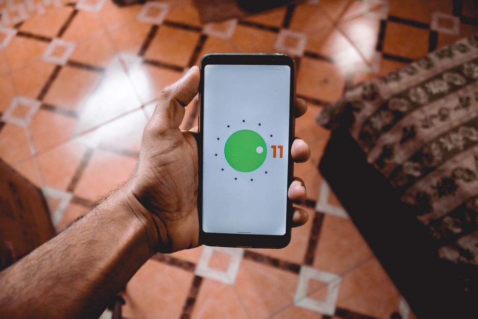 Layar smartphone menampilkan ikon gembok keamanan sistem digital