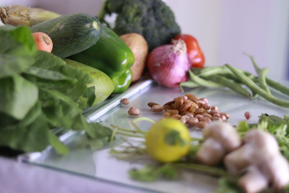 Hamparan sayuran segar kaya serat dan nutrisi untuk mendukung kesehatan metabolisme sel tubuh