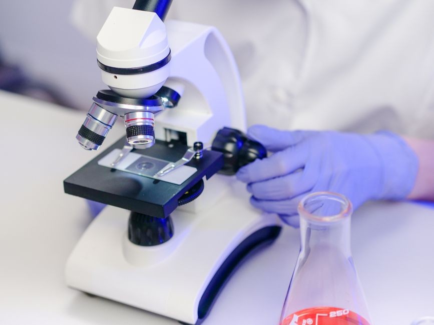 Peralatan mikroskop penelitian laboratorium biologi medis untuk memeriksa struktur sel