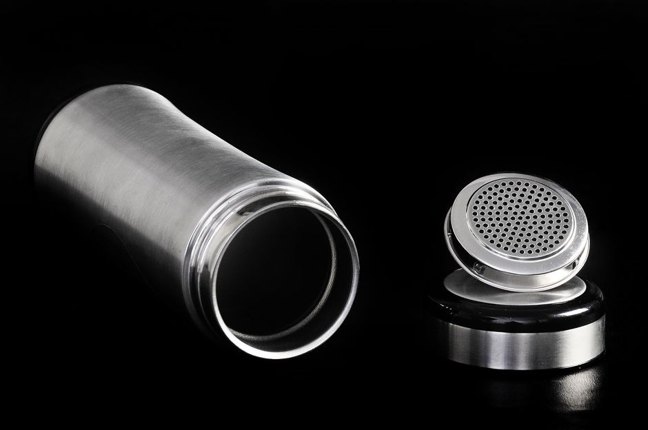 Ilustrasi botol minum tumbler stainless steel modern yang diletakkan di atas meja