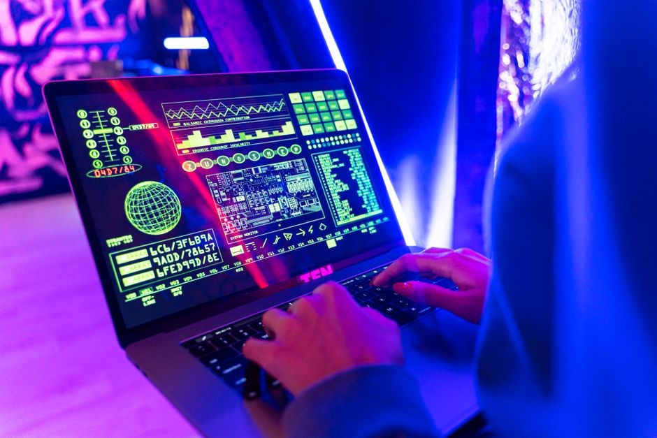 Ilustrasi laptop peretas yang memindai kerentanan jaringan nirkabel