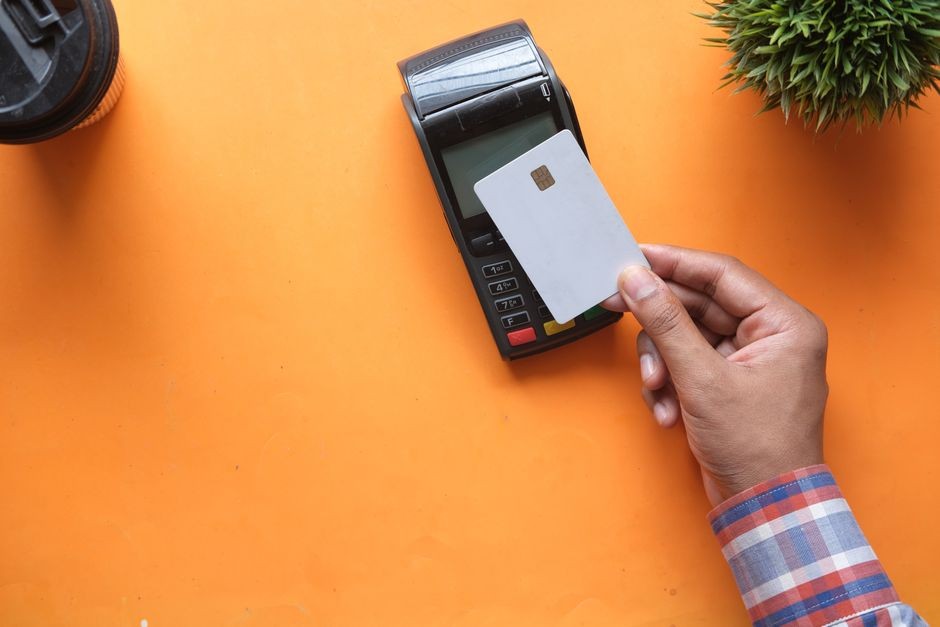 Penampakan chip mikro dan antena koil tipis pada kartu pintar nirkabel