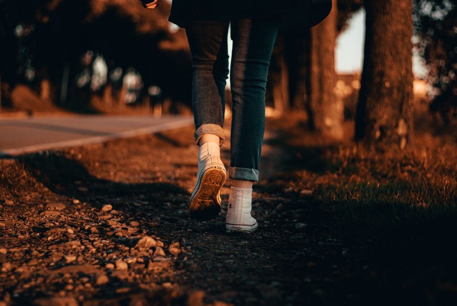 Ilustrasi sepasang sepatu berjalan santai di trotoar jalan