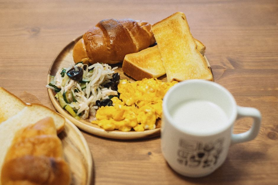 Ilustrasi menu sarapan pagi di atas meja makan