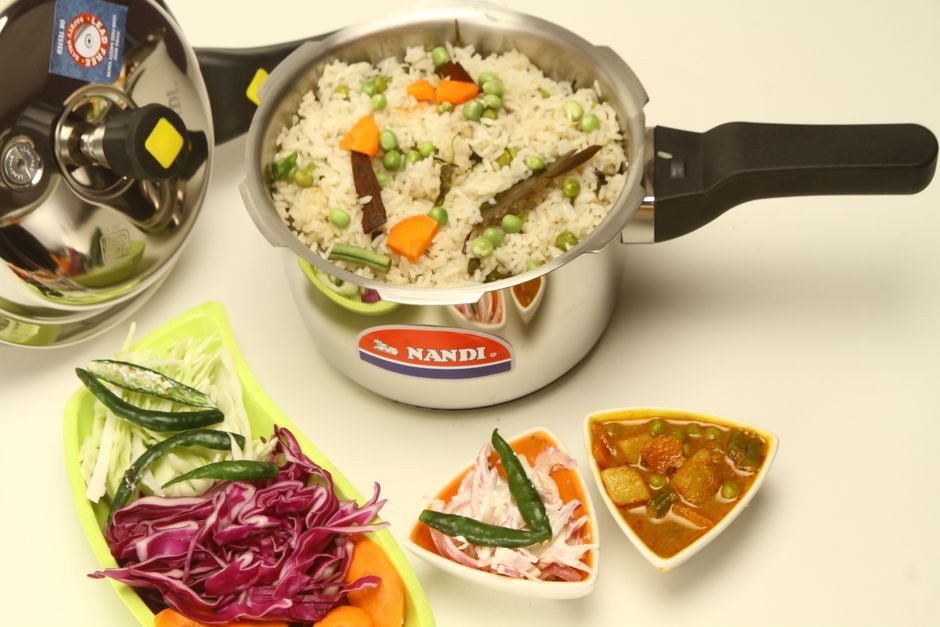Ilustrasi panci rice cooker dan beras putih mentah di dapur