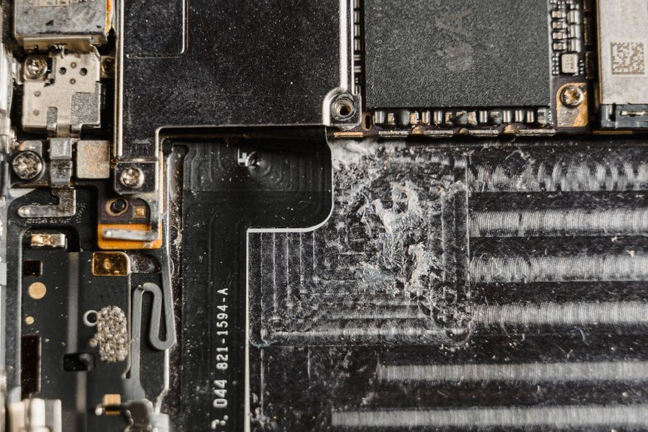 Komponen chip silikon dan sirkuit motherboard smartphone tempat sensor MEMS tertanam