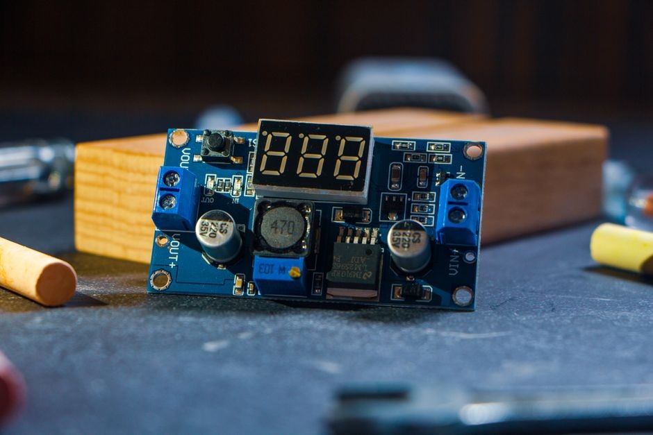 Mikroskopis chip silikon dan sensor elektronik penentu orientasi gerak g-force