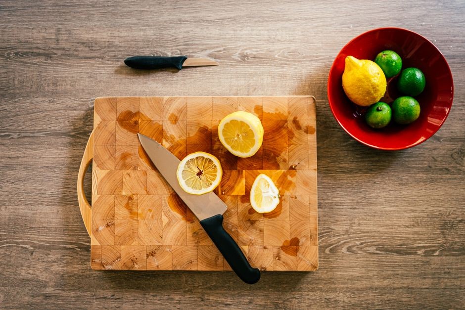 Talenan kayu alami yang dirawat bersih di dapur