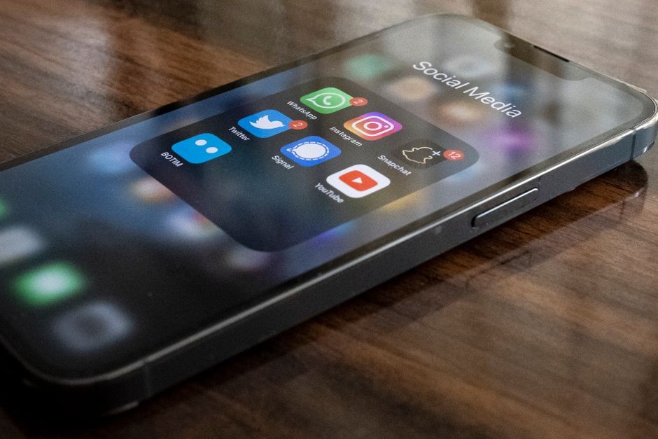 Notifikasi pesan dan peringatan keamanan yang muncul di layar smartphone