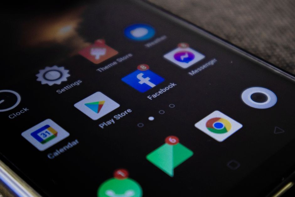 Tampilan menu pengaturan dan privasi aplikasi pada ponsel cerdas