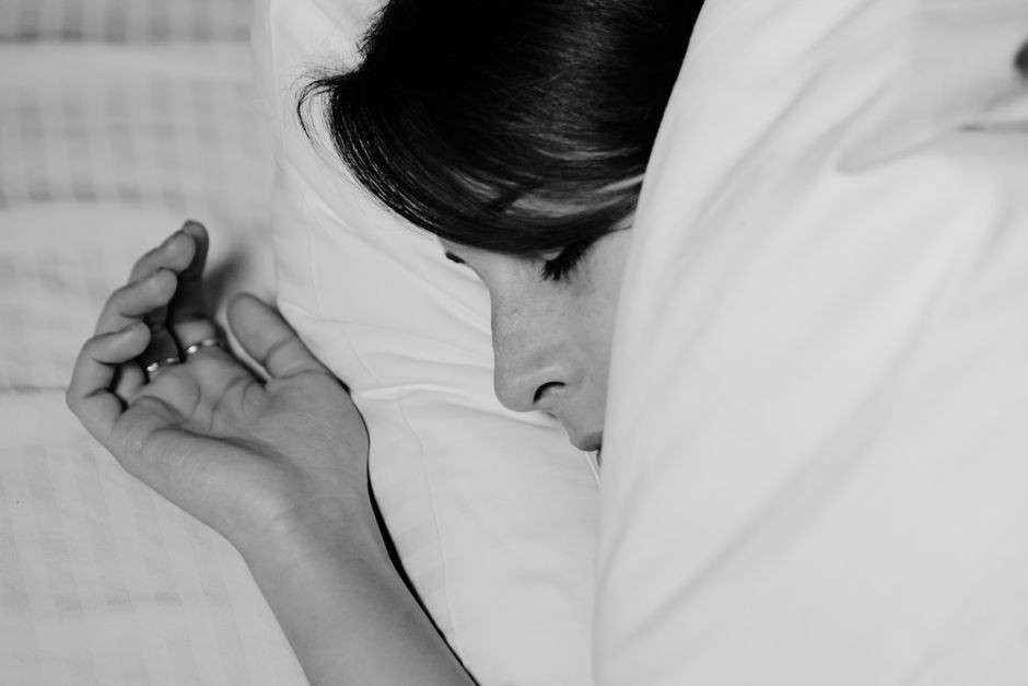 Seseorang tertidur lelap di kasur dengan mata terpejam rapat masih mengenakan lensa kontak