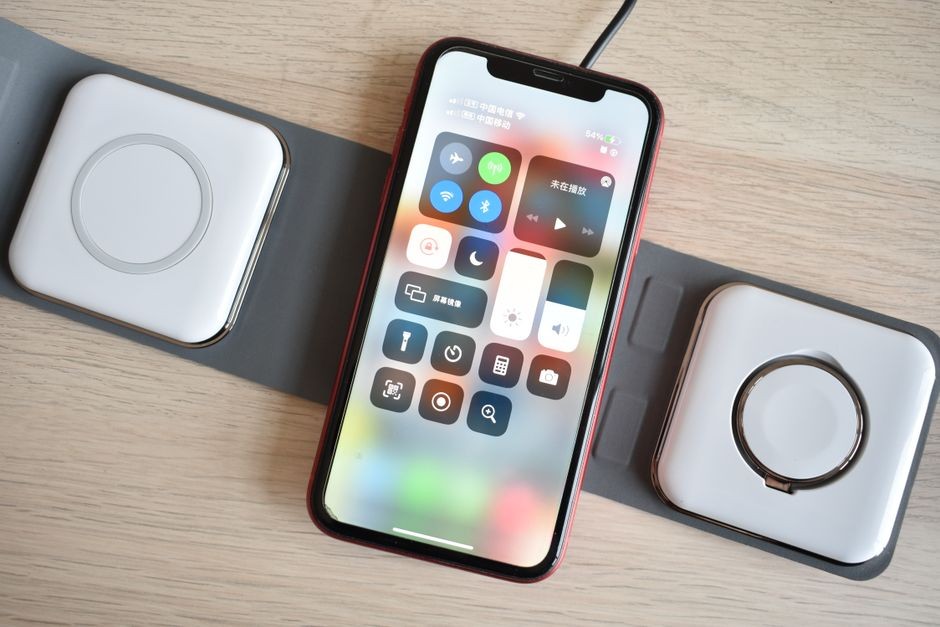 Tampilan atas smartphone yang menggunakan pengisi daya nirkabel canggih, menampilkan teknologi kontemporer.