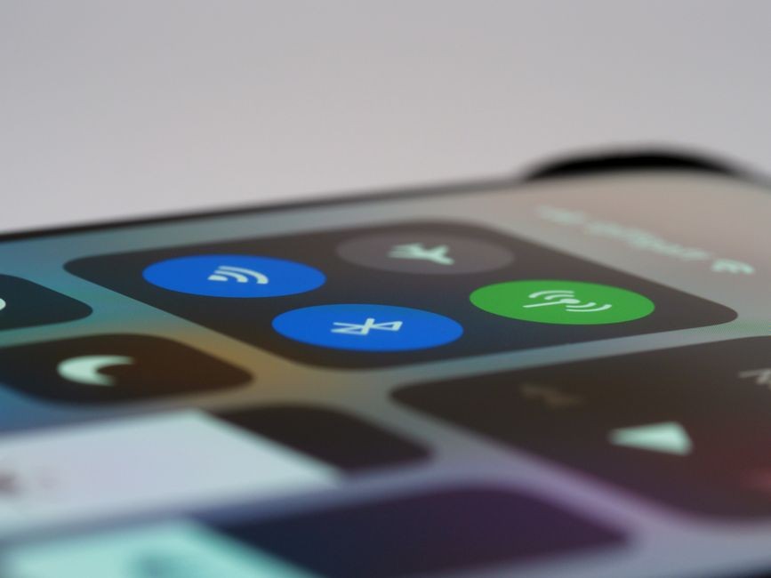 Tampilan rinci dari pusat kontrol smartphone yang menunjukkan ikon nirkabel, sempurna untuk topik yang terkait dengan teknologi.