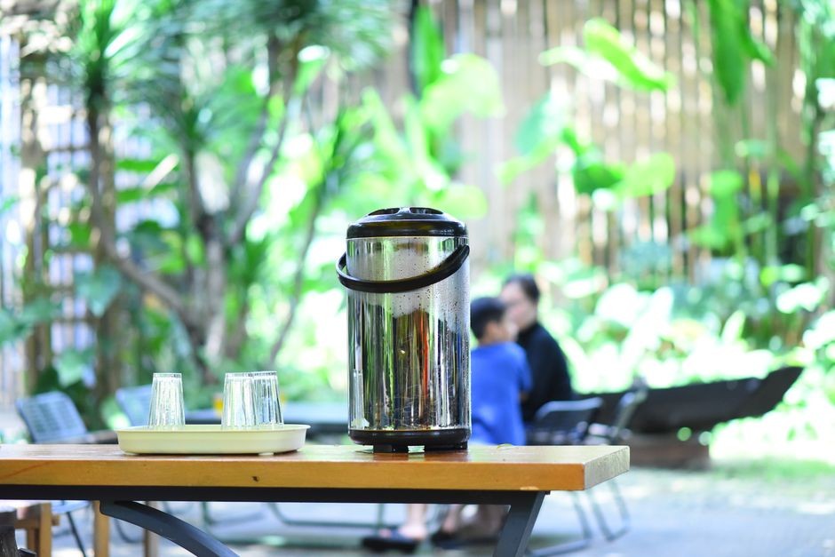 Ilustrasi dispenser air minum galon di sudut dapur rumah