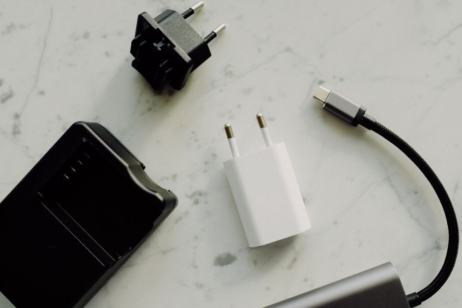Kepala charger modern tertancap di stopkontak dinding