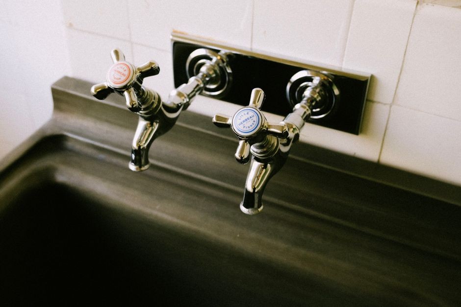 Wastafel dapur stainless steel dengan saluran pembuangan air