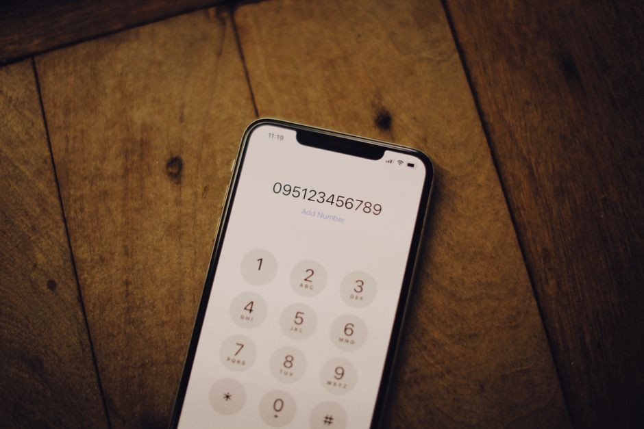 Pengguna membuka kunci layar smartphone Android untuk mengamankan data pribadi
