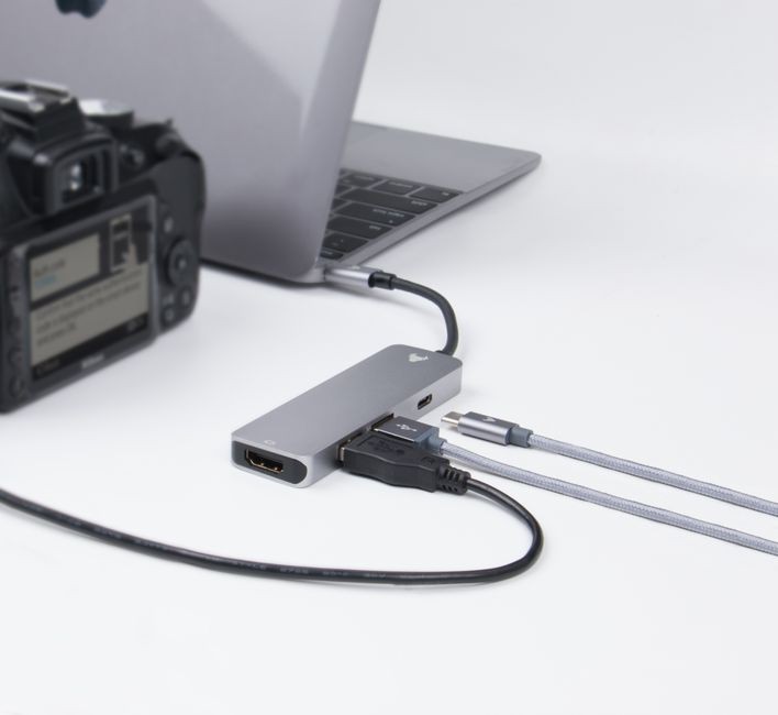 Kabel USB-C dan adaptor charger modern yang terhubung ke perangkat gawai