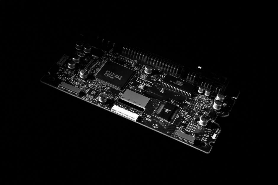 Sirkuit mikroelektronika dan chip pengendali daya pada papan sirkuit perangkat teknologi