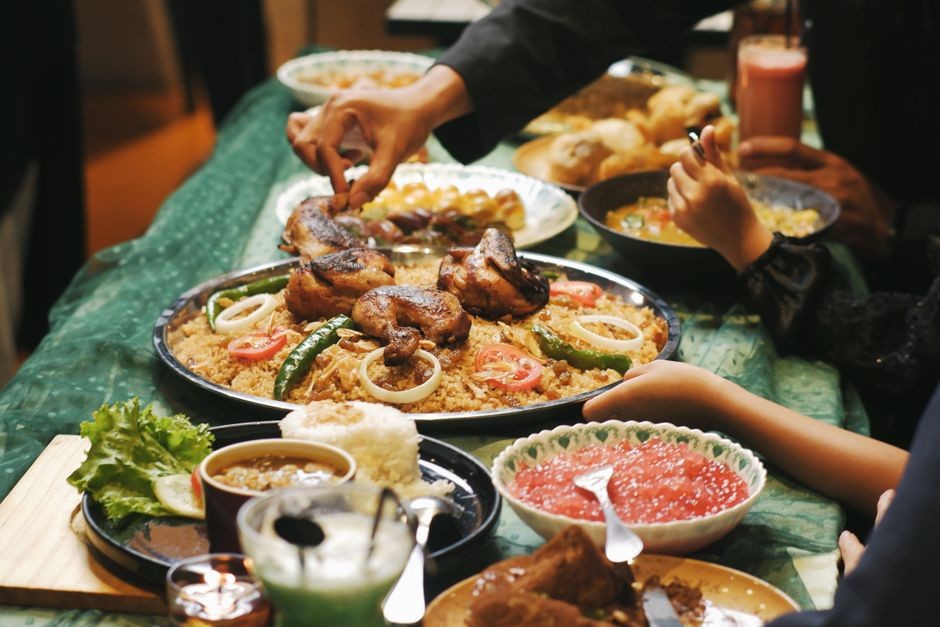 Seseorang sedang menikmati santap makanan di meja makan