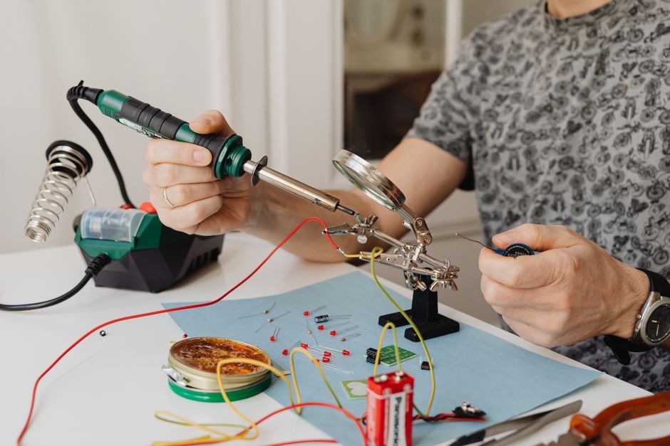 Peralatan teknisi elektronik di meja servis ponsel pintar