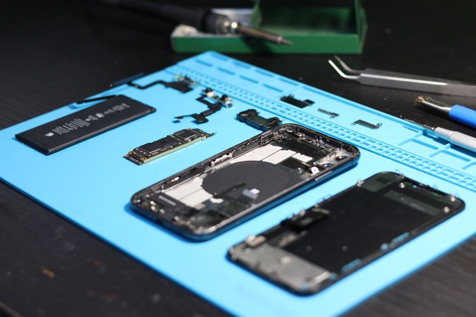 Komponen internal ponsel pintar yang dibongkar memperlihatkan susunan motherboard dan lempengan pendingin