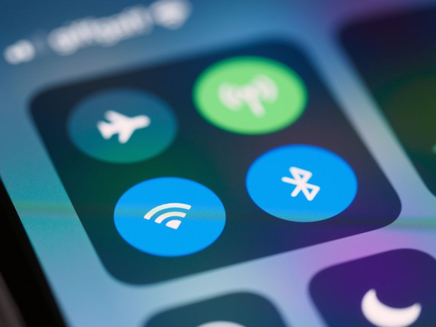 Gambar dekat yang menunjukkan panel kontrol smartphone dengan berbagai ikon seperti WiFi dan Bluetooth.