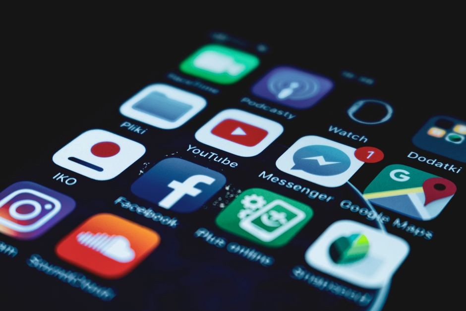 Tampilan close-up rinci dari layar smartphone yang menampilkan berbagai ikon aplikasi media sosial yang populer.
