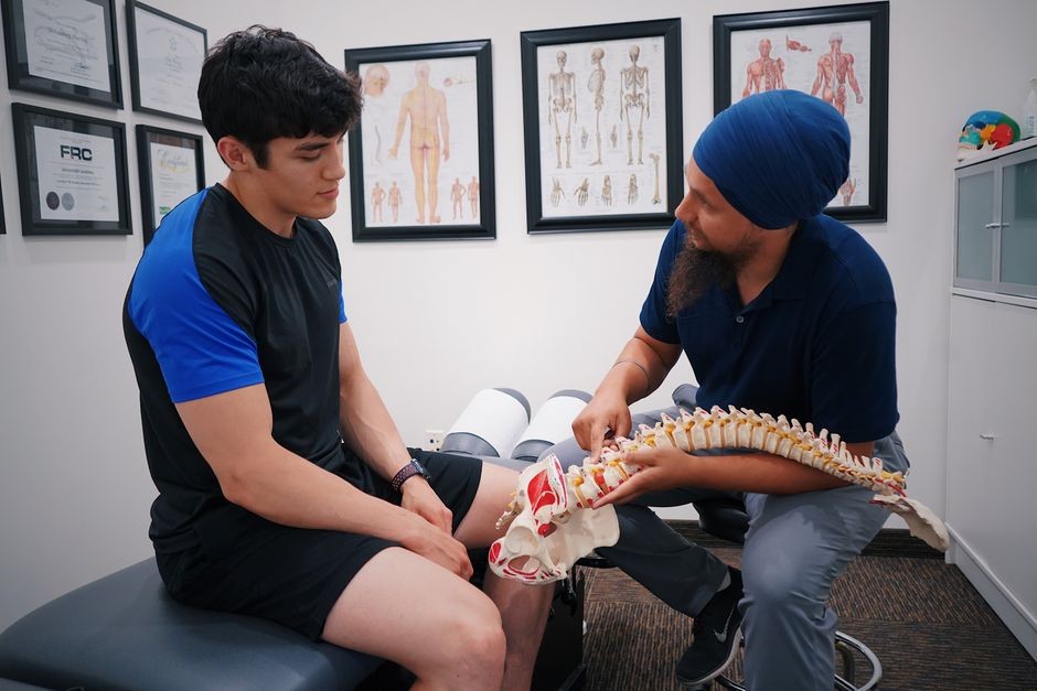 Model anatomi ruas tulang belakang leher manusia di klinik medis ortopedi