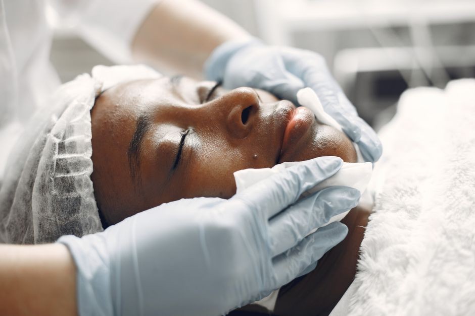 Pemeriksaan kulit wajah dan pori-pori oleh dokter kulit
