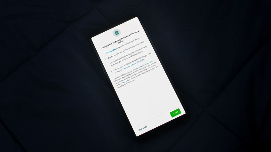 Close-up layar smartphone yang menunjukkan kesepakatan pembaruan kebijakan privasi.
