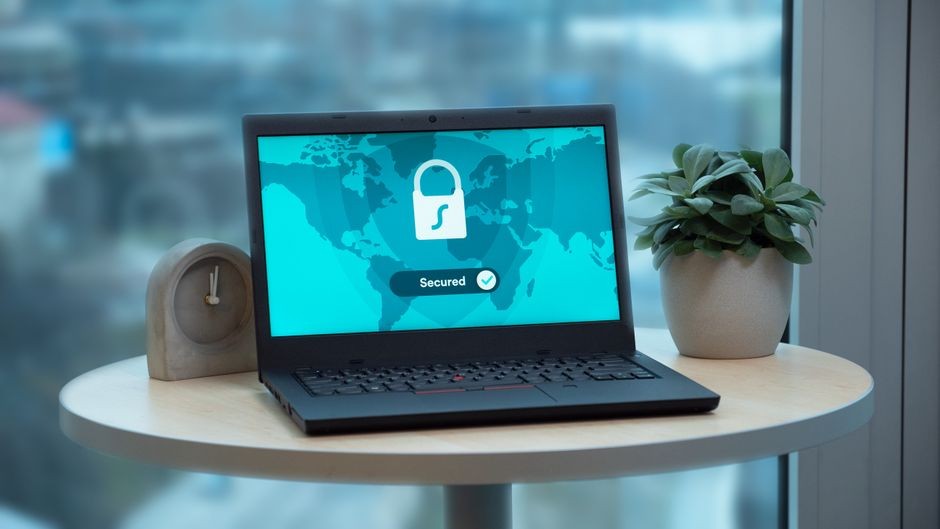 Layar laptop yang menampilkan ikon gembok proteksi keamanan data digital