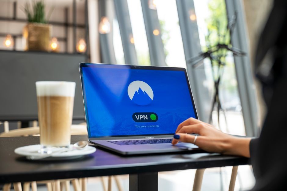 Lampu indikator koneksi berkedip pada perangkat router internet nirkabel di sudut ruangan
