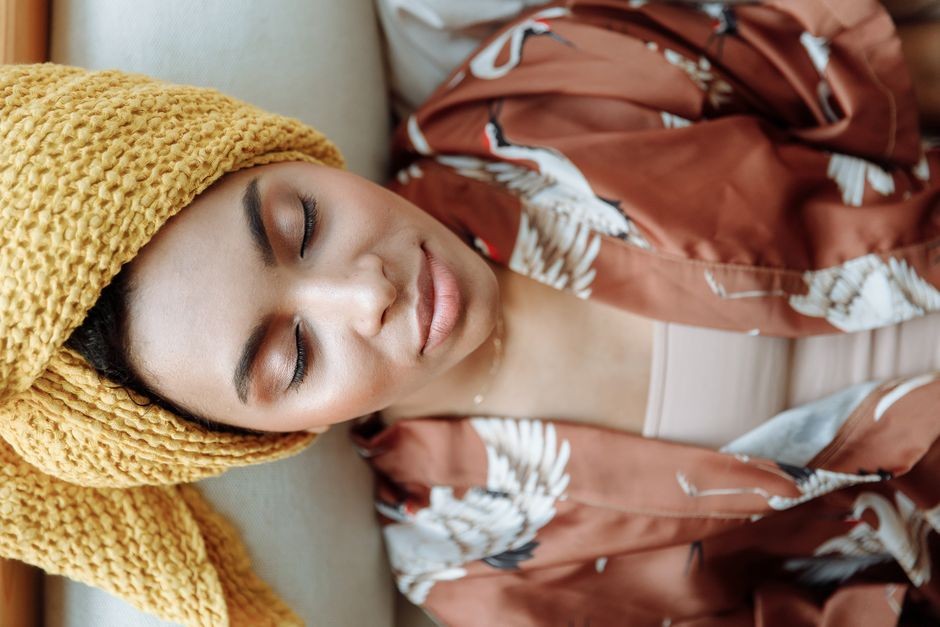 Seseorang sedang beristirahat tidur pulas untuk merilekskan otot mata dan memulihkan stamina