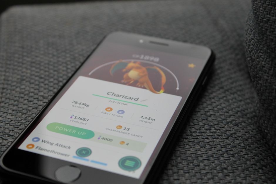 Penggunaan fitur pemindaian ruang dan augmented reality pada layar ponsel pintar