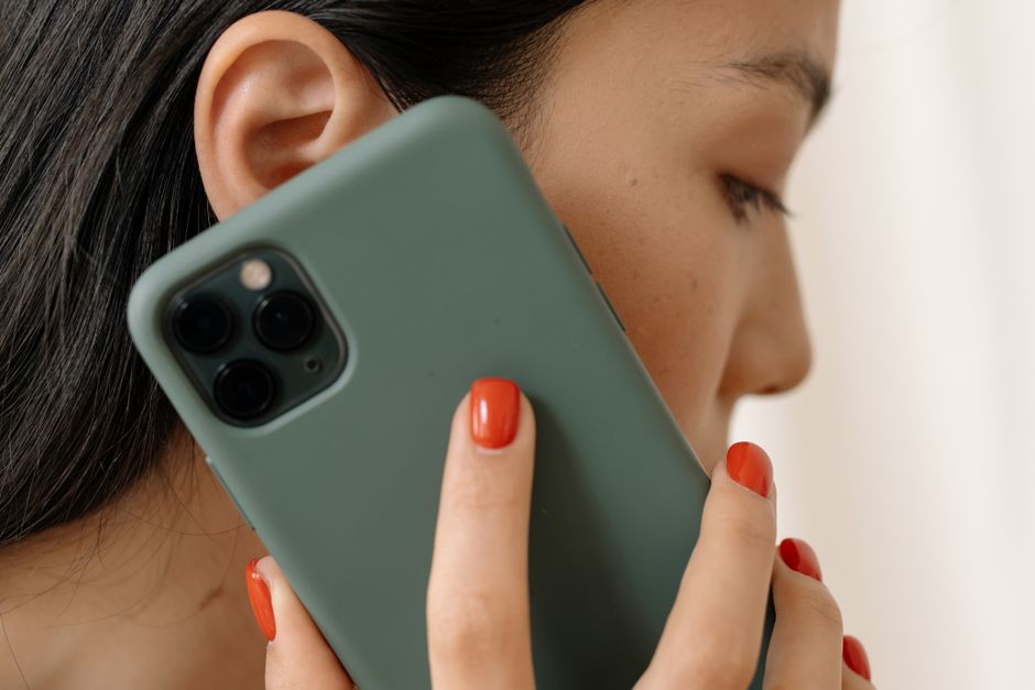 Seorang pria sedang menelepon dengan smartphone menempel di telinga