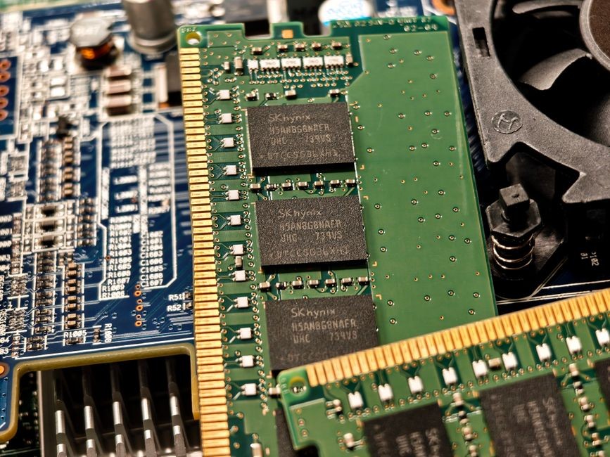 Komponen sirkuit mikro elektronik dan papan induk motherboard ponsel pintar