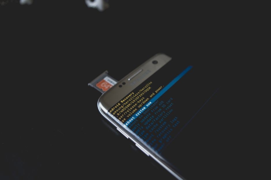Navigasi menu setelan sistem Google di ponsel pintar Android untuk aktivasi pelacakan offline