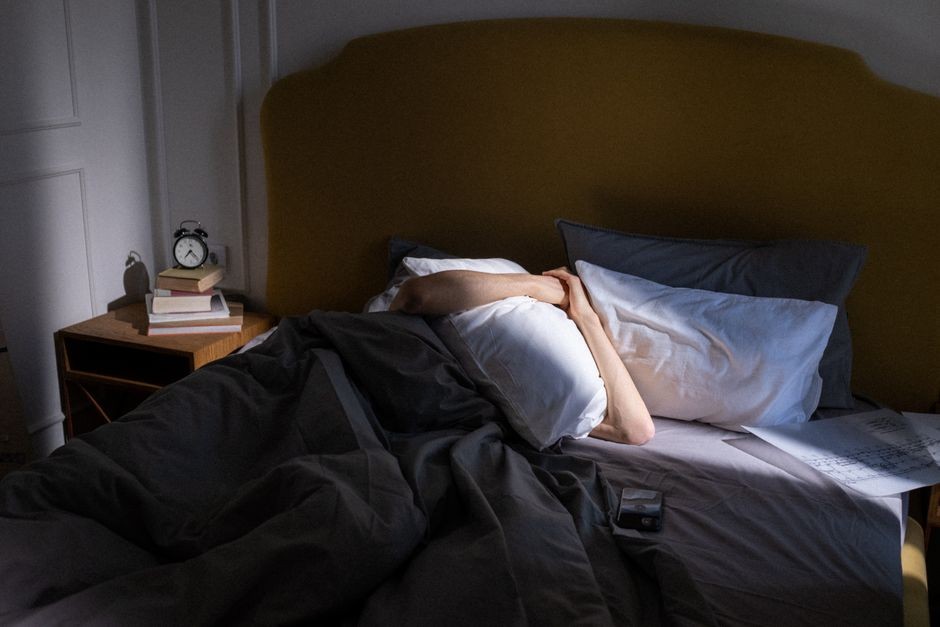 Seseorang tidur nyenyak di tempat tidur yang tenang tanpa gangguan layar gadget