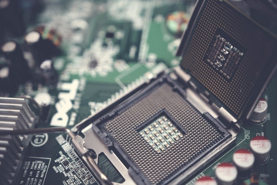 Papan sirkuit motherboard dan prosesor komputer dengan komponen elektronik presisi