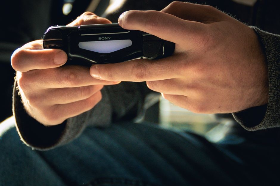 Seorang gamer sedang asyik bermain game berat di ponsel pintarnya