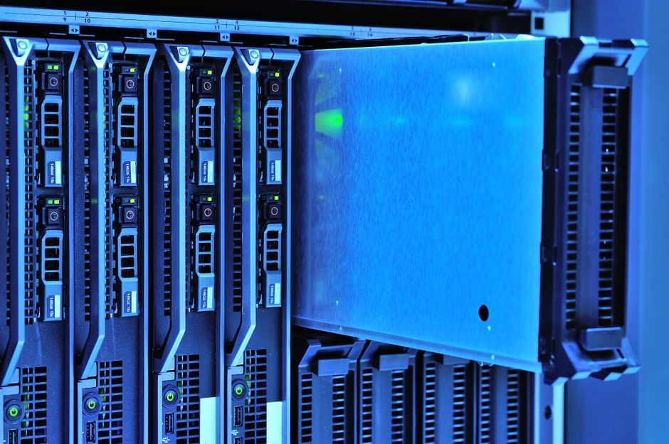 Tampilan rinci rak server dengan lampu bercahaya di lingkungan pusat data.