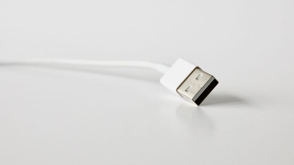 Gambar close-up detail kabel USB, sempurna untuk proyek terkait teknologi.