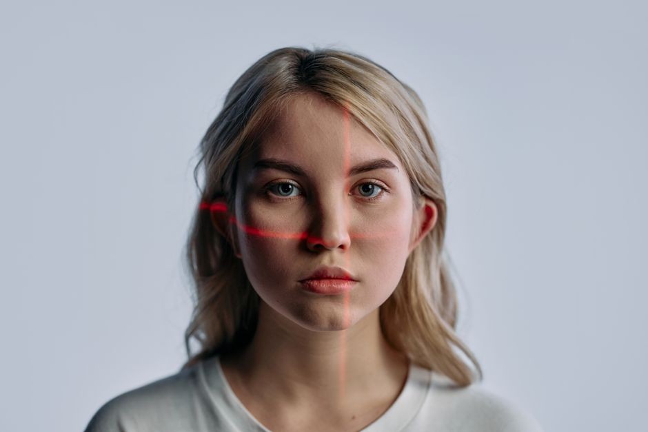 Ilustrasi pemindaian wajah biometrik pada smartphone menggunakan sensor kedalaman 3D